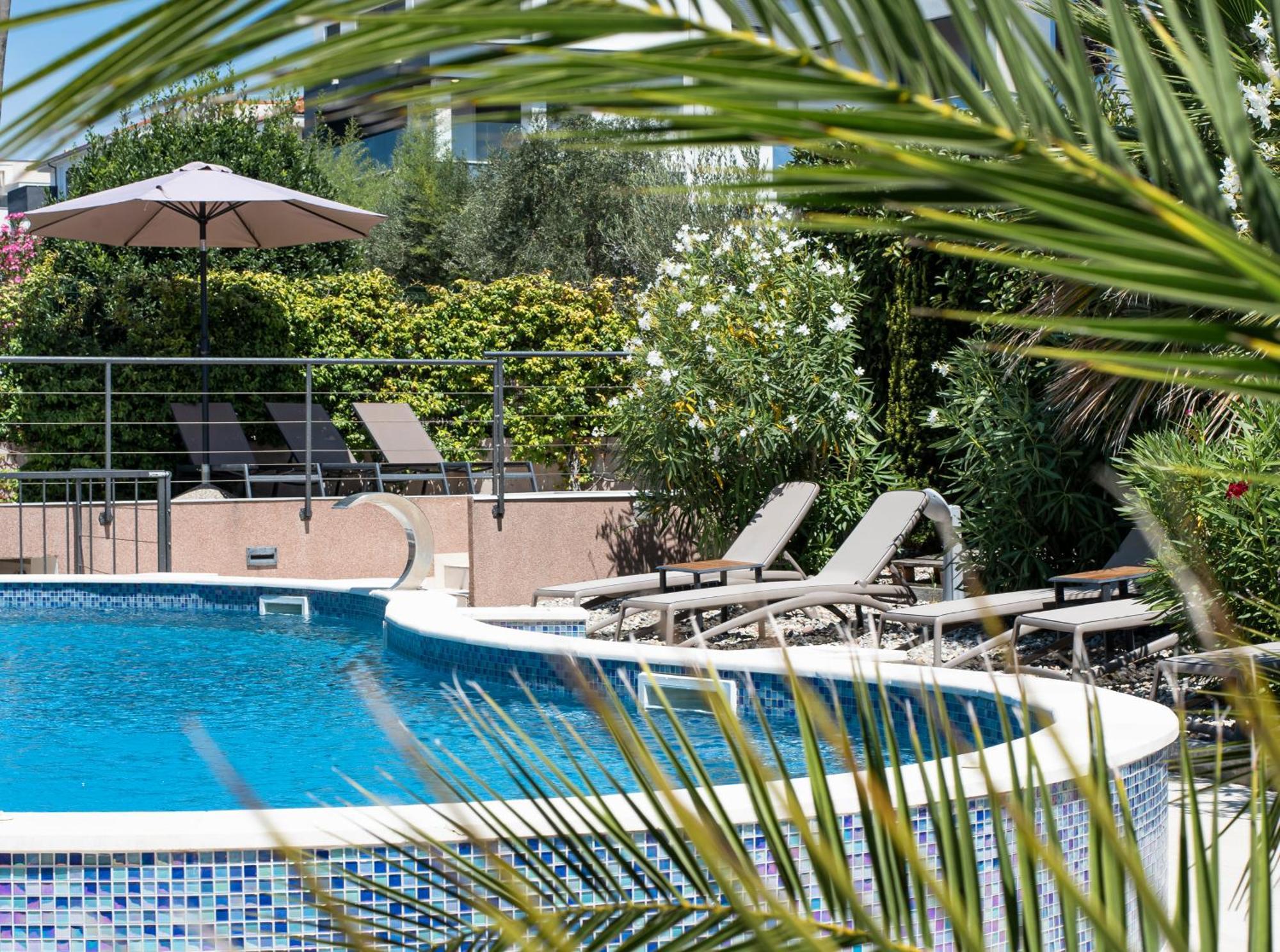 Hotel Petrcane Bagian luar foto