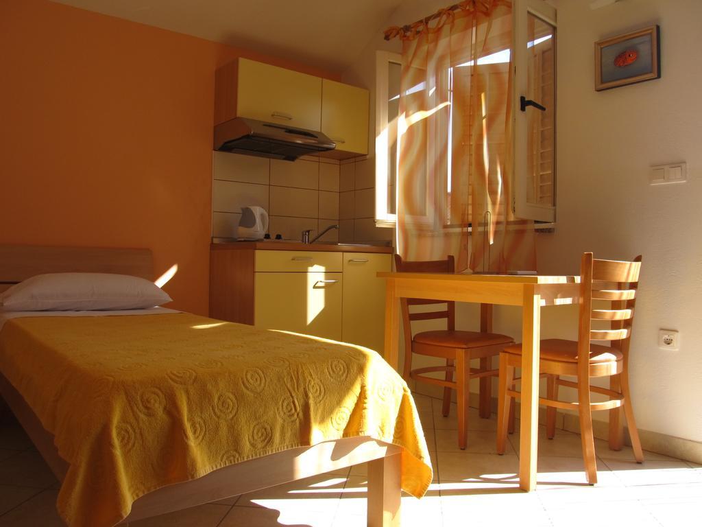 Hotel Petrcane Bagian luar foto
